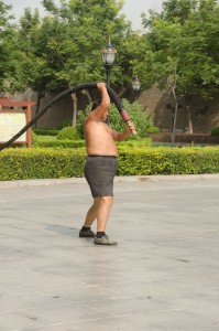 A Kaifeng, un colosse manie un fouet de dix kilos