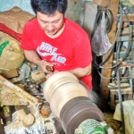 Song Jian Hua, un des derniers artisans de Wuhan qui fabrique ses toupies chinoises à la main